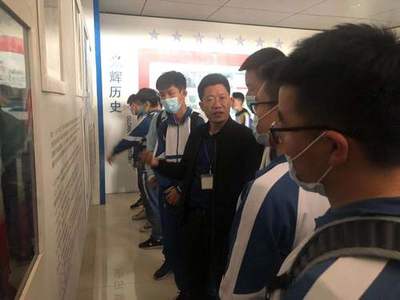 走进企业参观学习,增强学生职业认知能力